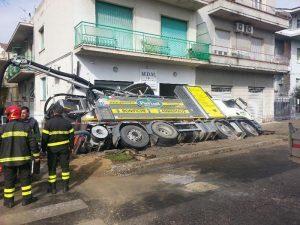 Pescara  - camion sprofonda