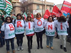 Pescara - manifestazione contro licenziamenti Brioni