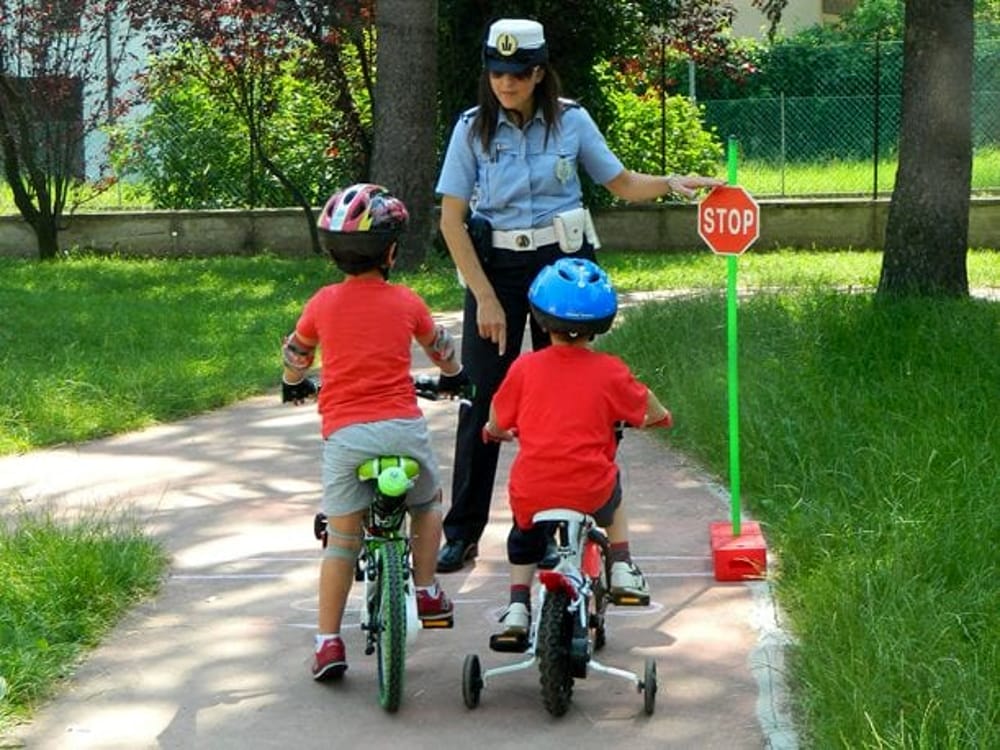 bambini in bicicletta con cestino